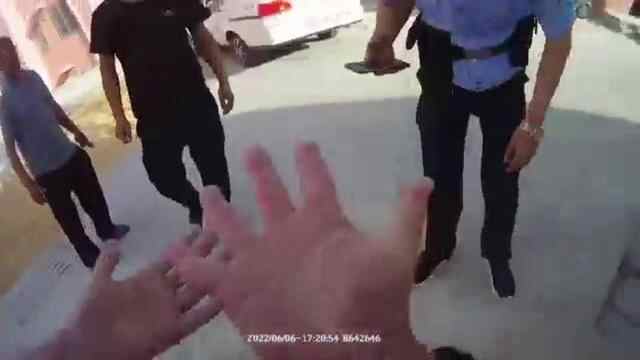 “起来！”民用煤气罐着火，嘉祥辅警徒手拎出30多米