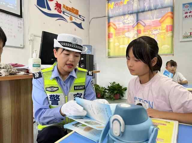 泗水交警走进山区关爱留守儿童