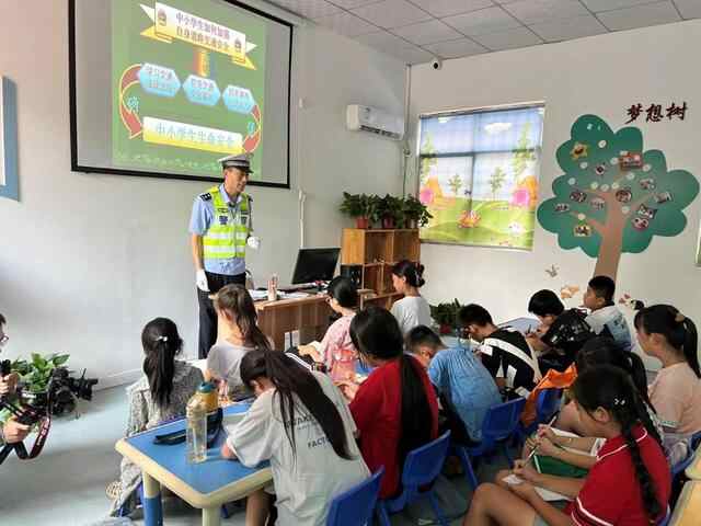 泗水交警走进山区关爱留守儿童