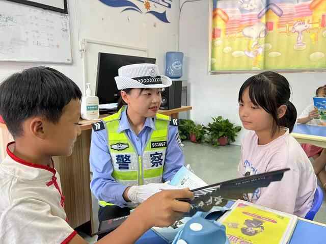泗水交警走进山区关爱留守儿童