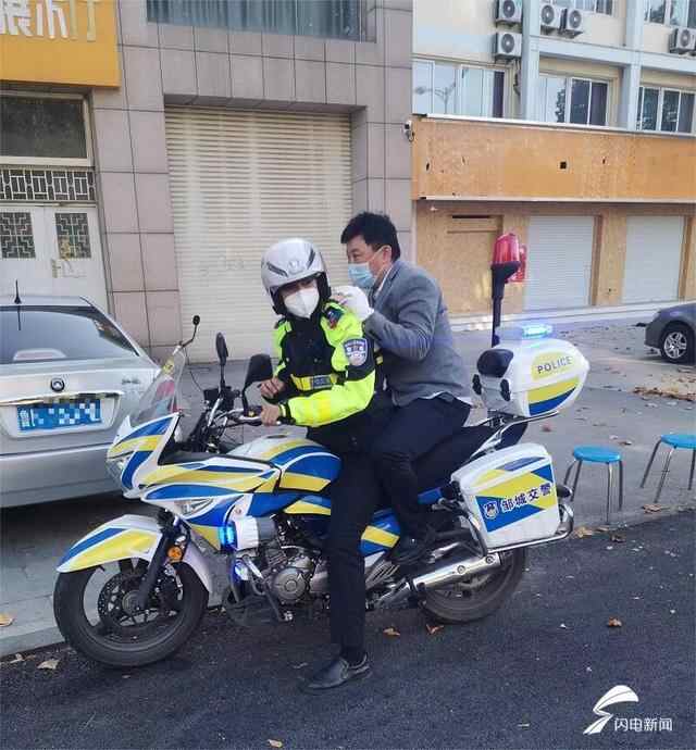 邹城市民手指受伤 交警铁骑护送紧急就医