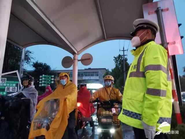 金乡交警加强路面巡逻管控 确保雨天道路交通畅通有序