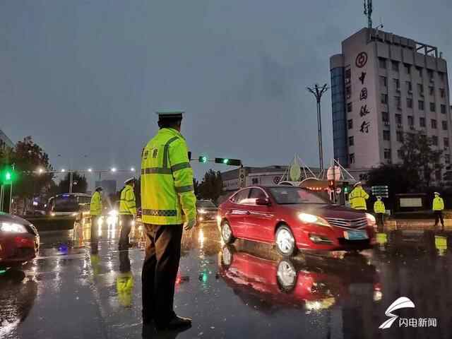 金乡交警加强路面巡逻管控 确保雨天道路交通畅通有序