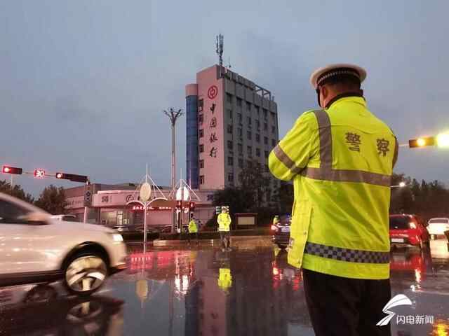 金乡交警加强路面巡逻管控 确保雨天道路交通畅通有序