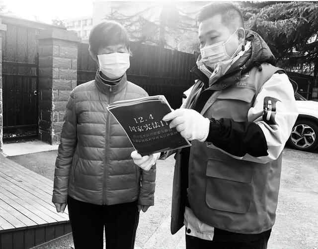 任城区阜桥街道贤路街社区网格中心开展“国家宪法日”宣传活动