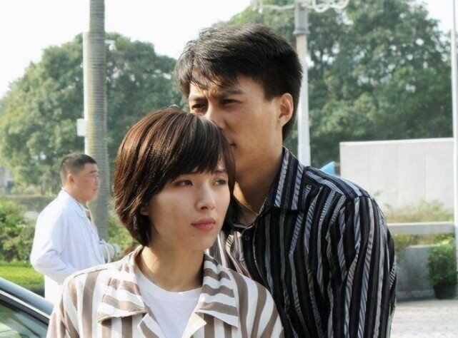 与江珊同居5年，却闪婚离异的李佳，靳东到底经历了什么？