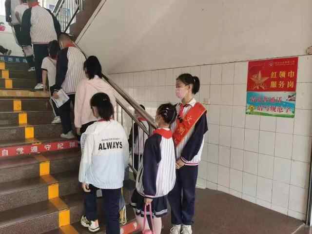 兖州：“红领巾”监督岗引领校园美德健康生活新风尚