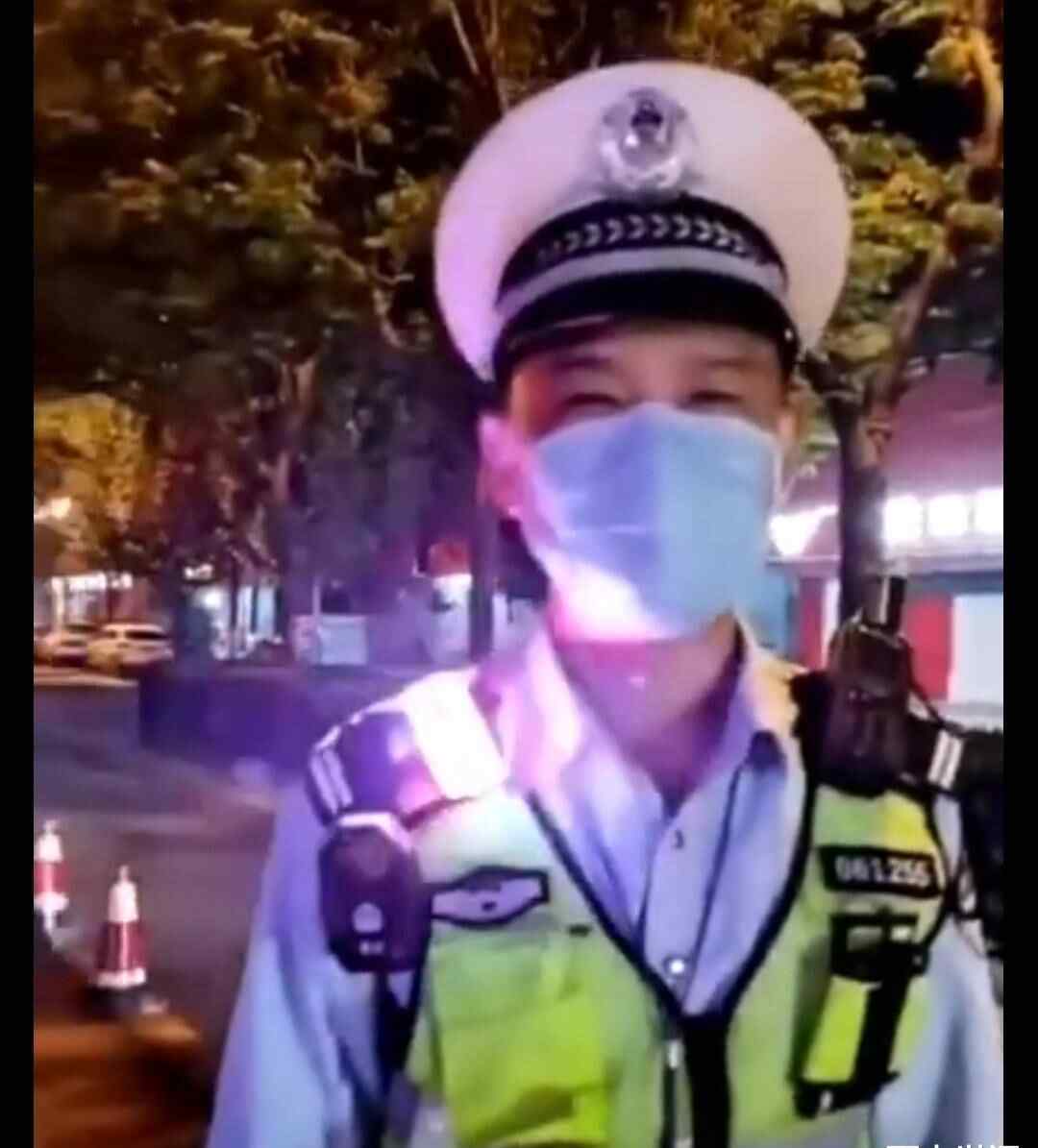 济宁出镜查酒驾，酒驾司机将男子撞飞后逃逸，被万千网友见证