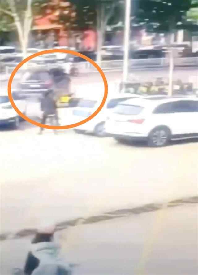 山东济宁汽车突然启动碾压女子致其不幸身亡，交警：司机已到案，正调查
