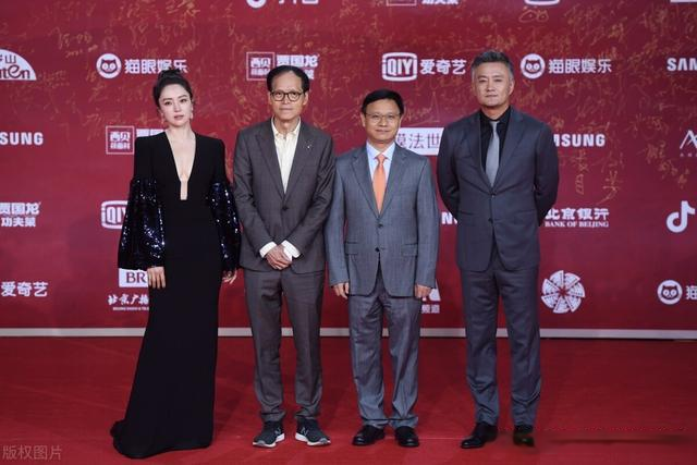 《回到爱开始的地方》周一围，春夏男装代言写真：夏日氛围安康感