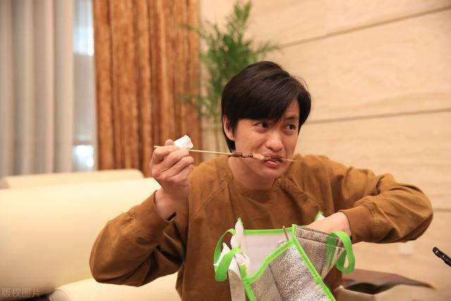 《回到爱开始的地方》周一围，春夏男装代言写真：夏日氛围安康感