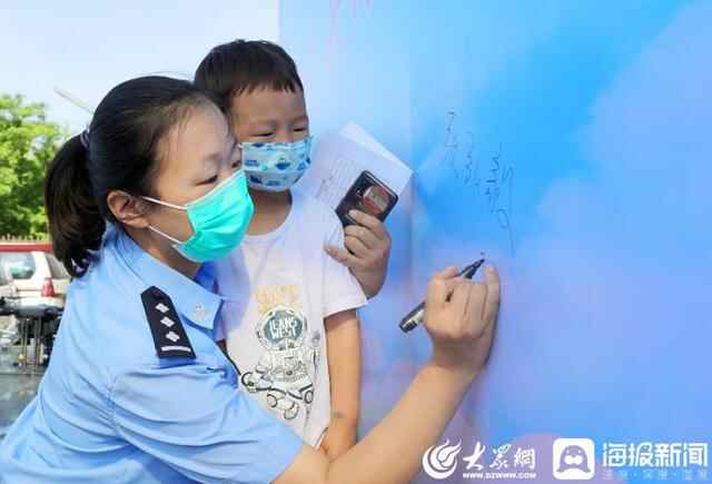 快乐“六一”泗水公安开展“警宝进警营”活动