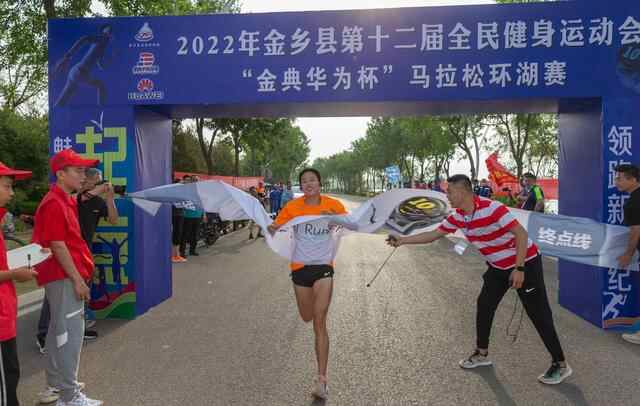 2022年金乡县第十二届全民健身运动会马拉松环湖赛鸣枪开跑