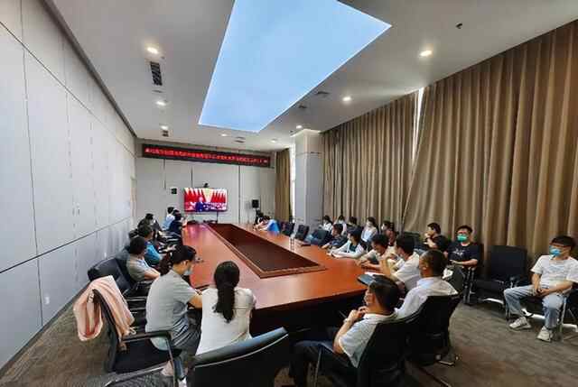 鱼台县行政审批服务局集中收看山东省第十二次党代会开幕式