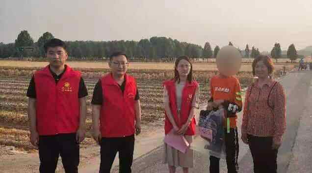 微山县两城镇妇联开展“圆梦微心愿 点亮新希望”公益捐赠活动
