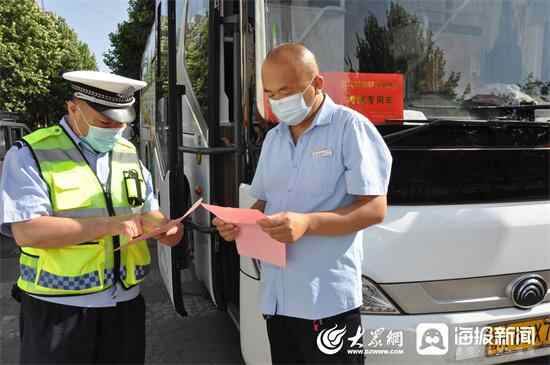 兖州交警为高考送考车辆驾驶员宣讲安全常识