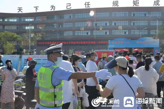科学布警周密安排 邹城交警为高考保驾护航