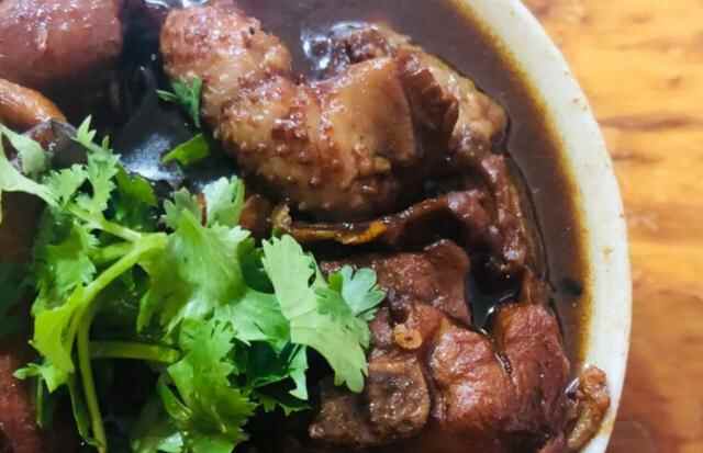 济宁嘉祥这家黄焖鸡太牛了，一碗鸡一斤半18块钱一碗，天天排队