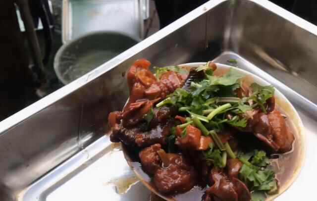 济宁嘉祥这家黄焖鸡太牛了，一碗鸡一斤半18块钱一碗，天天排队