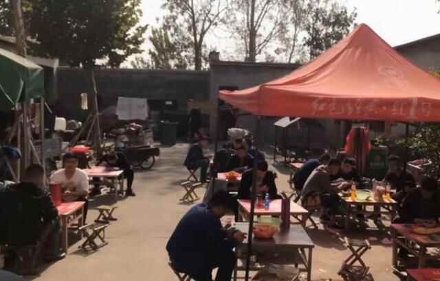 济宁嘉祥这家黄焖鸡太牛了，一碗鸡一斤半18块钱一碗，天天排队