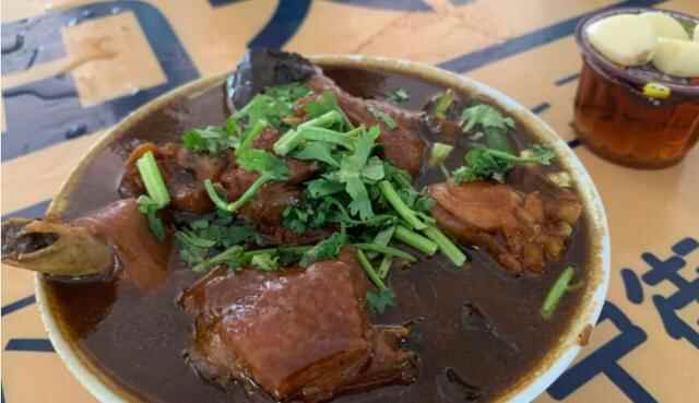 济宁嘉祥这家黄焖鸡太牛了，一碗鸡一斤半18块钱一碗，天天排队