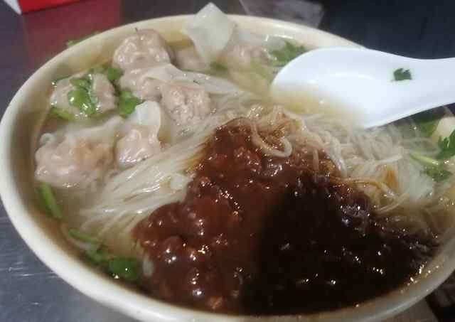 济宁微山出名的夜馄饨，1晚上卖几百碗，光服务员都10来个