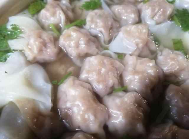 济宁微山出名的夜馄饨，1晚上卖几百碗，光服务员都10来个