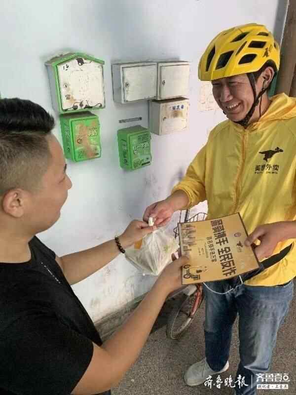 兖州外卖小哥当反诈骗志愿者，既送美食还送“反诈宝典”