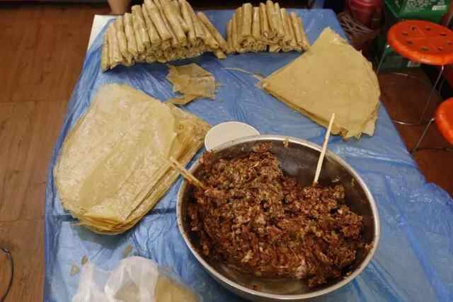 兖州特色小吃：卷煎，开了20年的蒋记干饭锅还做，每天卖300根