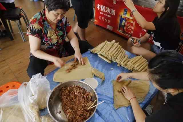 兖州特色小吃：卷煎，开了20年的蒋记干饭锅还做，每天卖300根