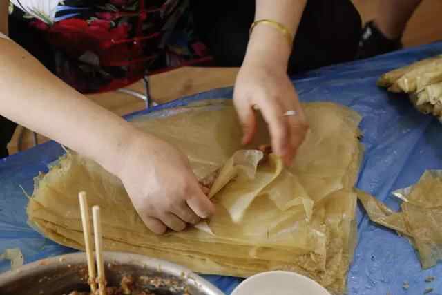 兖州特色小吃：卷煎，开了20年的蒋记干饭锅还做，每天卖300根