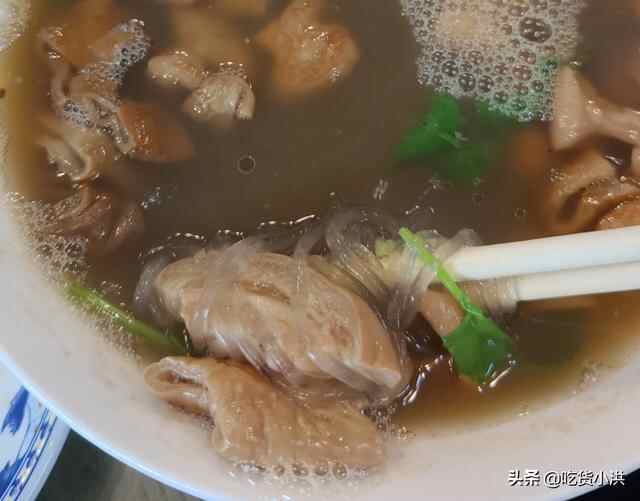 山东小镇上的饭店，靠一碗大肠汤火了40年，15元一碗外地人吃不惯