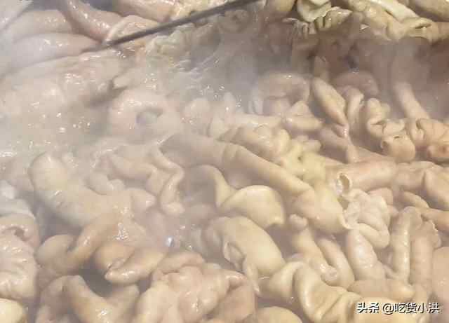 山东小镇上的饭店，靠一碗大肠汤火了40年，15元一碗外地人吃不惯