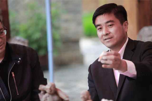 组图丨梁山副县长变身“美食达人”，为家乡特产直播代言