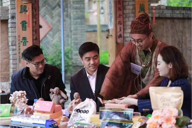 组图丨梁山副县长变身“美食达人”，为家乡特产直播代言