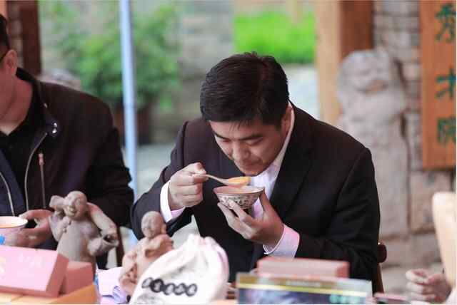 组图丨梁山副县长变身“美食达人”，为家乡特产直播代言