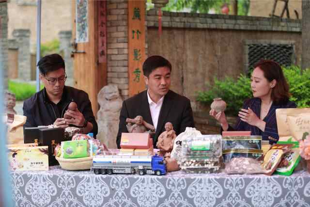 组图丨梁山副县长变身“美食达人”，为家乡特产直播代言