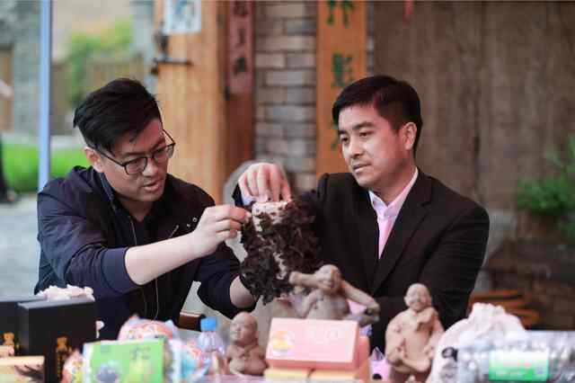 组图丨梁山副县长变身“美食达人”，为家乡特产直播代言