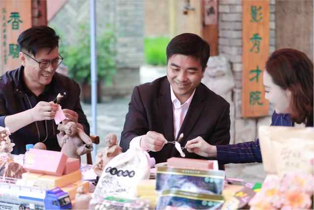 组图丨梁山副县长变身“美食达人”，为家乡特产直播代言