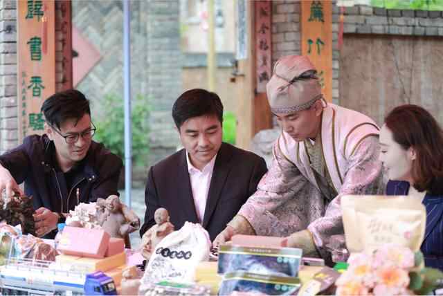 组图丨梁山副县长变身“美食达人”，为家乡特产直播代言