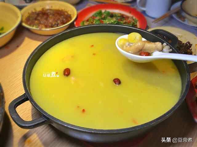 连明星都慕名而来，知名梁山鸡到底什么魅力，我替大家先品尝一番