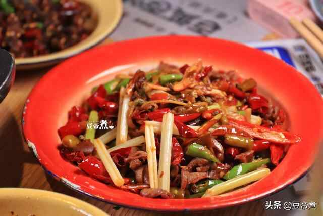 连明星都慕名而来，知名梁山鸡到底什么魅力，我替大家先品尝一番