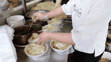 藏在兖州皇城园旁边几百米长的“美食一条街”，我好想吃上一遍。
