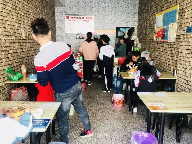 藏在兖州皇城园旁边几百米长的“美食一条街”，我好想吃上一遍。