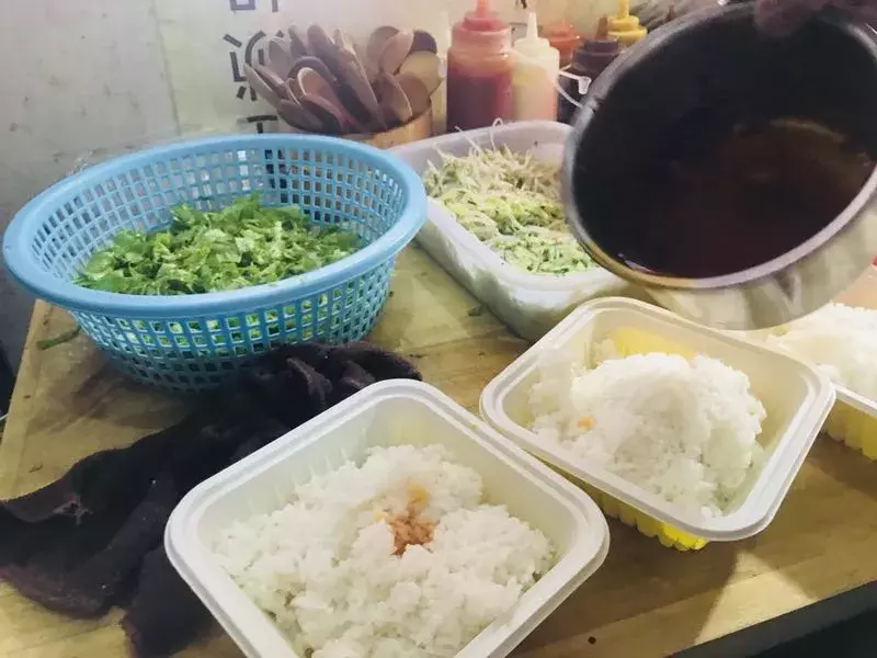 藏在兖州皇城园旁边几百米长的“美食一条街”，我好想吃上一遍。
