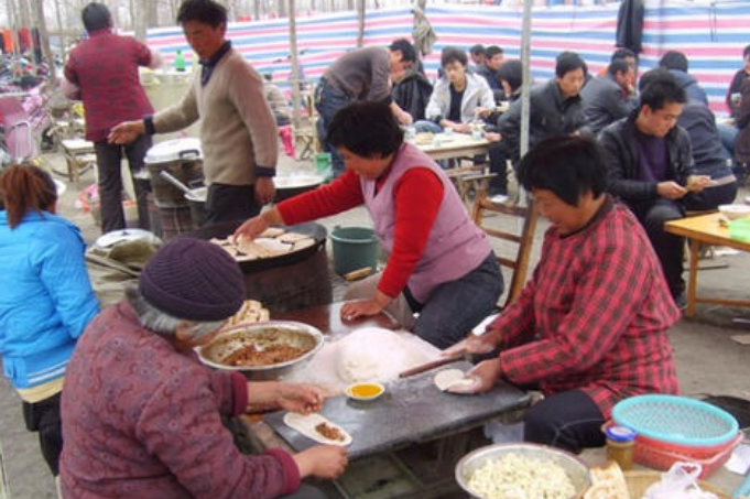 赶大集去吃泗水火烧，才巴掌大小，食客：传统小吃值得捧场