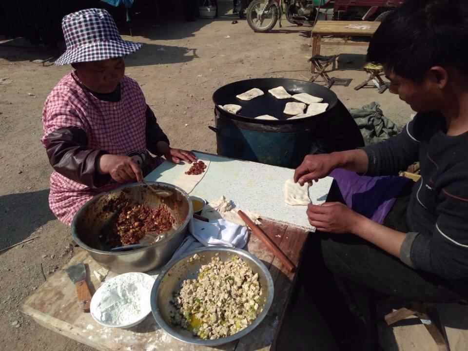 赶大集去吃泗水火烧，才巴掌大小，食客：传统小吃值得捧场