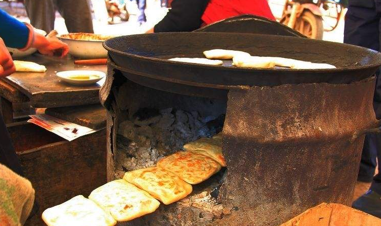 赶大集去吃泗水火烧，才巴掌大小，食客：传统小吃值得捧场
