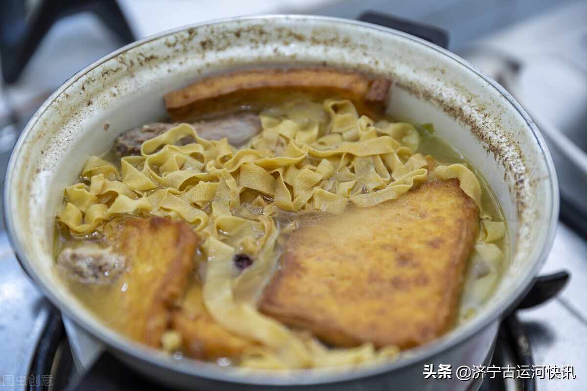 济宁汶上南站大街村豆腐皮炖鸡：温一壶酒，采念成词的年华