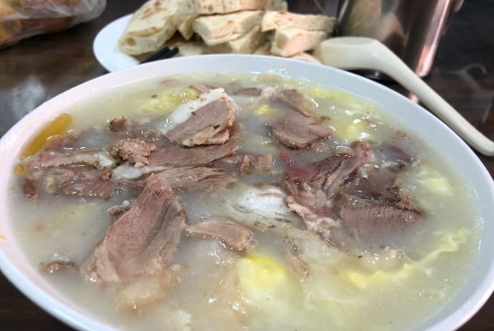 这家开店30多年的济宁糁汤店，羊肉糁汤有奶香？当地食客排队去吃